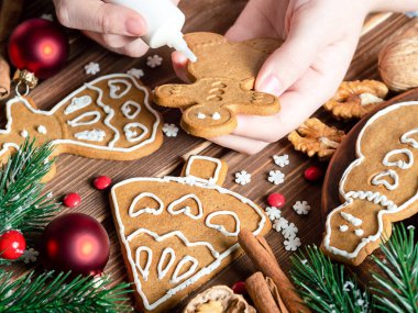 Tahta arka planda Noel kurabiyeleri. Kurabiye boyama işlemi.