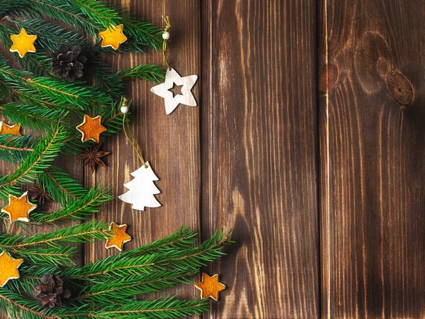Ξύλινα Παιχνίδια Χριστουγεννιάτικο Δέντρο Ξύλινο Φόντο Κλαδιά Ελάτης Εορταστικό Φόντο — Φωτογραφία Αρχείου