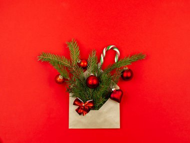 Noel Ağacı Oyuncakları Karamel Çubuğu Noel Baba Kırmızı Arkaplanda Kağıt Zarfta. Noel Kavramı.