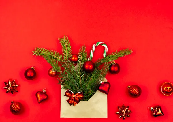 Christmas Tree Toys Caramel Cane Santa Envelope Papel Fundo Vermelho — Fotografia de Stock