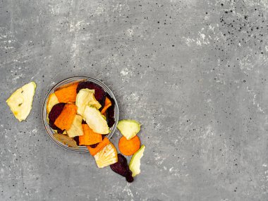 Kabak cipsi, havuç, pancar, tatlı patates. Doğal bir vejetaryen ürünü, sebze cipsi..