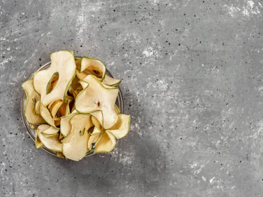 Elma cipsi. Yukarıdan görüntü. Sağlıklı beslenme.