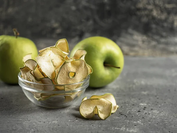 Chips Manzana Sobre Fondo Gris Concepto Alimentación Saludable — Foto de Stock