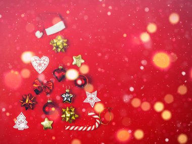Kırmızı arka planda Noel ağacı şeklinde Noel ağacı oyuncakları. Noel Kavramı.