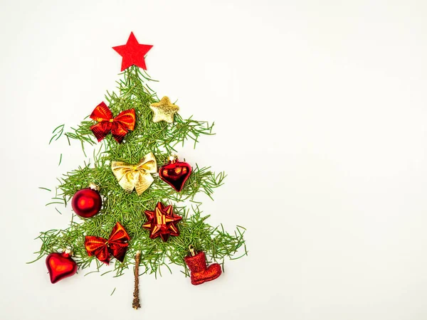 Kırmızı yıldızlı ladin iğnelerinden yapılmış Noel ağacı ve arka planda Noel armutları. Noel Kavramı.