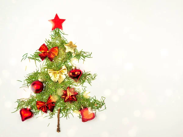 Karácsonyfa Fenyőtűkből Készült Piros Csillaggal Karácsonyi Körtével Könnyű Háttérrel Karácsony — Stock Fotó