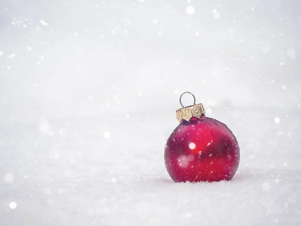 Boule Verre Rouge Dans Neige Fond Vacances — Photo