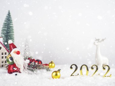 Noel Baba, oyuncaklar ve karda Bokeh 'li diğer elementler. Rakamlar 2022 Yeni Yıl