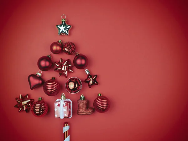 Albero Natale Palloncini Sfondo Rosso Concetto Delle Vacanze — Foto Stock