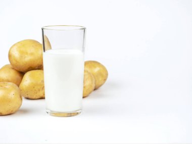 Patates sütü yeni ve moda bir bitki bazlı alternatiftir. Vejetaryenler için uygundur ve laktoz, glüten ve fındık gibi yaygın alerjiler içermez. Ayrıca şekeri de düşük. .