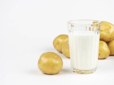 Patates sütü yeni ve moda bir bitki bazlı alternatiftir. Vejetaryenler için uygundur ve laktoz, glüten ve fındık gibi yaygın alerjiler içermez. Ayrıca şekeri de düşük. .