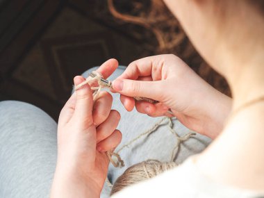 Şırıngayla örgü ören genç bir kız. Eller Hobi Konsepti, Rahatlama ve Dinlenme  