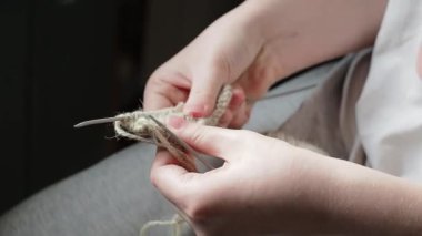 Şırıngayla örgü örme süreci. Şırıngayla örgü ören genç bir kızın elleri. El yapımı konsept, hobi, rahatlama.