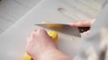 Muz kabuklarından gübre yapma süreci. Kadın eli muz kabuklarını kesiyor. Muz kabuğundan yapılan organik gübre..