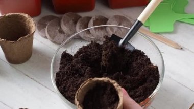 Ekme işlemi. Kadınların elleri turba tencerelerine toprak döktü. Ev çiftçiliği.