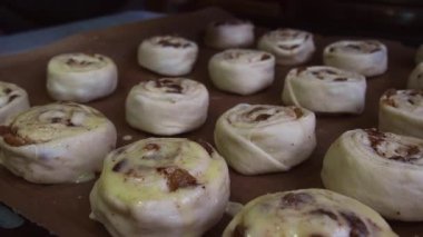 Ev yapımı hamur işleri yapma süreci. Evde yemek pişirmek..