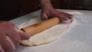Ev yapımı hamur işleri yapma süreci. Evde yemek pişirmek..