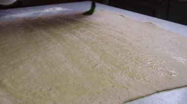 Ev yapımı hamur işleri yapma süreci. Evde yemek pişirmek..