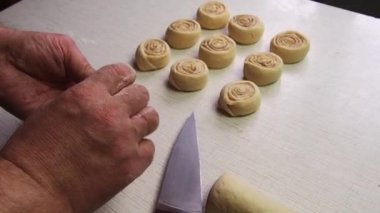 Ev yapımı hamur işleri yapma süreci. Evde yemek pişirmek..