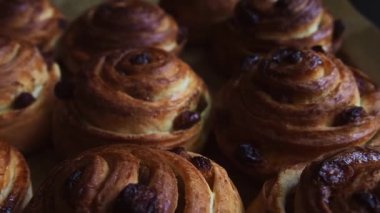 Bitmiş çöreklere pudra şekeri serpiştirilir. Evde lezzetli hamur işleri yapma süreci..