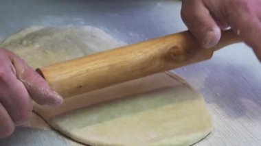 Ev yapımı hamur işleri yapma süreci. Evde yemek pişirmek..