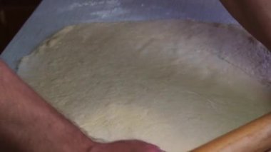 Ev yapımı hamur işleri yapma süreci. Evde yemek pişirmek..