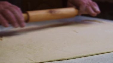 Ev yapımı hamur işleri yapma süreci. Evde yemek pişirmek..