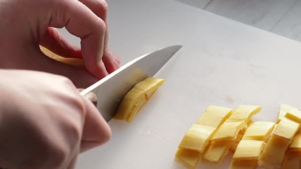 Processo Fabricação Fertilizantes Partir Cascas Banana Mãos Mulher Cortando Cascas — Vídeo de Stock