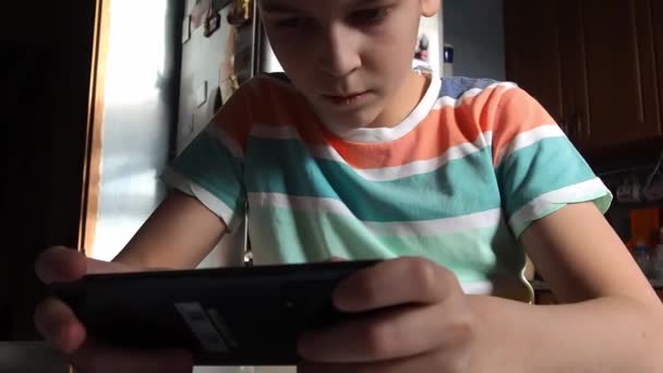 Chlapec Evropského Vzhledu Let Hraje Doma Telefon — Stock video