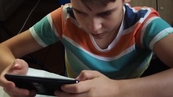 Seorang Anak Laki Laki Dari Eropa Penampilan Tahun Bermain Telepon — Stok Video