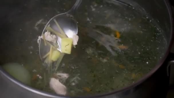 鍋にスープ沸騰スプーンで攪拌 自家製料理のコンセプト — ストック動画
