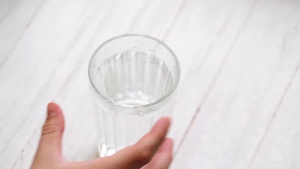 孩子把水倒入杯子里 — 图库视频影像
