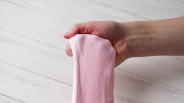 Çocuk Elleri Kıyma ve Sümük Çekme. Dinlenme, rahatlama kavramı. Çocuklarda motor becerilerin gelişimi.