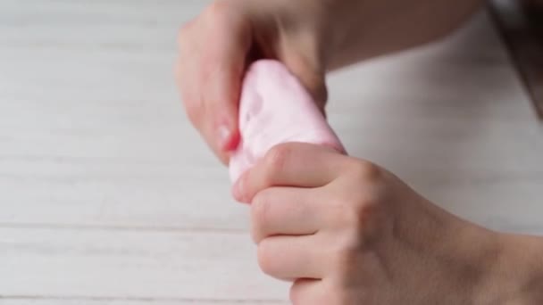 孩子的手 Child Hand Mince Pull Slime 休息的概念 儿童运动技能的发展 — 图库视频影像