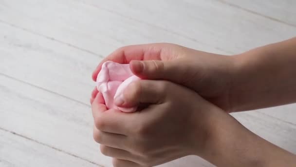 孩子的手 Child Hand Mince Pull Slime 休息的概念 儿童运动技能的发展 — 图库视频影像