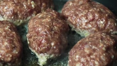 Et pirzolası tavada kızartılır. Ev yapımı yemek pişirmek..