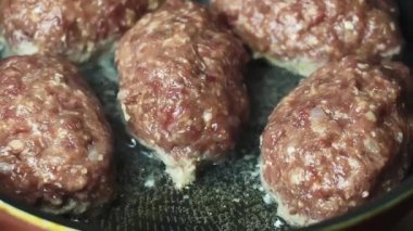 Et pirzolası tavada kızartılır. Ev yapımı yemek pişirmek..