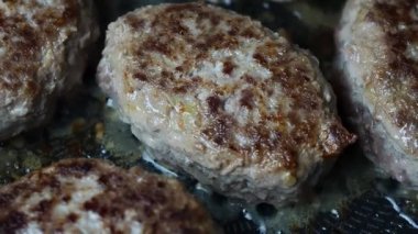 Et pirzolası tavada kızartılır. Ev yapımı yemek pişirmek..