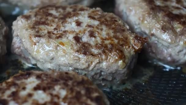 Fleischschnitzel Werden Der Pfanne Gebraten Kochen Einer Hausgemachten Mahlzeit — Stockvideo