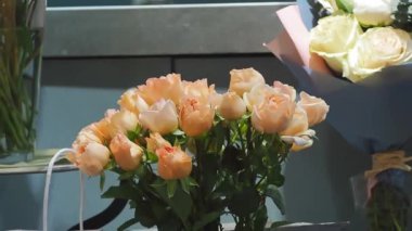 Çiçekçide buketler dolusu çiçek. Çiçekçilik, tatil için tebrikler..