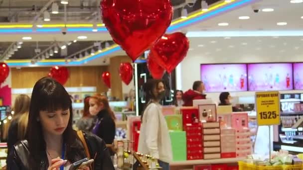 Sklep Ozdobiony Walentynki Czerwonymi Balonami Serca Ludzie Robią Zakupy Rosja — Wideo stockowe