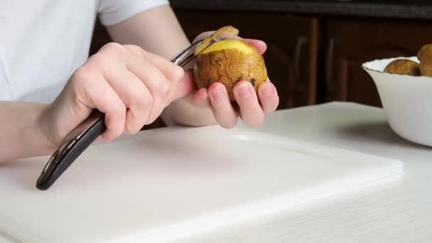Руки Молодої Дівчини Очищають Картоплю Готуємо Домашню Страву — стокове відео