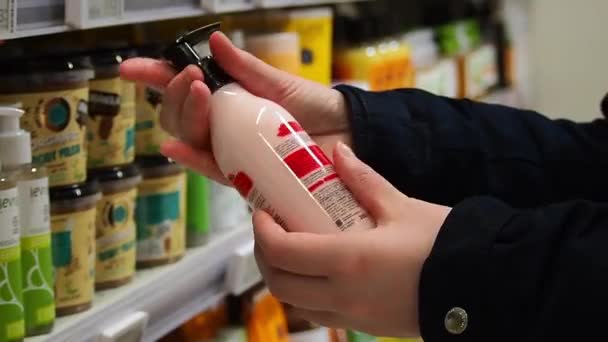 Mano Una Joven Elige Productos Higiene Una Tienda Rusia Moscú — Vídeos de Stock