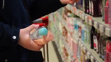 Genç bir kadının eli hijyen ürünlerini dükkandan seçer. Rusya Moskova 17.02.2022