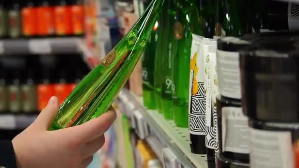 Mano Una Joven Elige Productos Higiene Una Tienda Rusia Moscú — Vídeo de stock