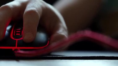 Bir gencin eli bilgisayar faresiyle yakın plan çekimde..