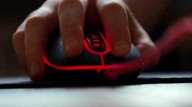 Bir gencin eli bilgisayar faresiyle yakın plan çekimde..