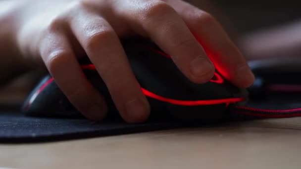 Mão Adolescente Com Mouse Computador Close — Vídeo de Stock