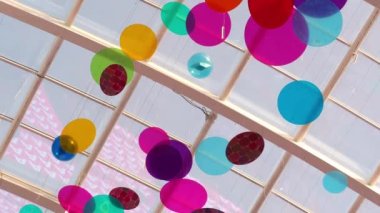 Bir alışveriş merkezinin çatısının altında soyut, çok renkli bir arka plan..