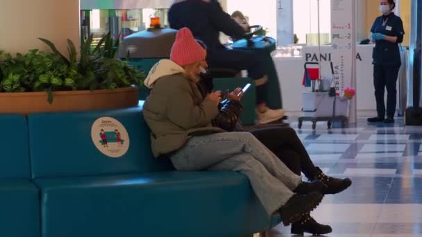 Duas Meninas Estão Sentadas Sofá Shopping Usando Smartphones Rússia Moscovo — Vídeo de Stock